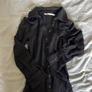  Tröja - En fin tröja/skjorta från zara, lite använd  Köp varan via köp nu!