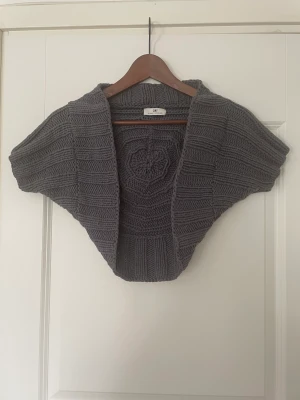Stickad bolero - Sparsamt använd. Liten i storleken (mer som S). Lite åt det gröna hållet i färgen men mest blå