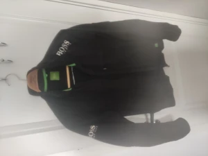 Jacka Hugo Boss  - Tunnare jacka från Hugo Boss i storlek L. Jättefint skick. Dragkedja på alla fickor 