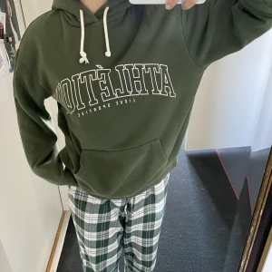 Mörkgrön college hoodie💚 - Skön, sitter lite oversize på mig som brukar ha S. Bra skick