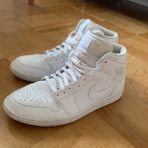 Jordan 1 all white - Använda 5 gånger storlek 45. Säljer dom för att dom inte används längre och bara tar plats hemma, buda gärna om priset inte passar