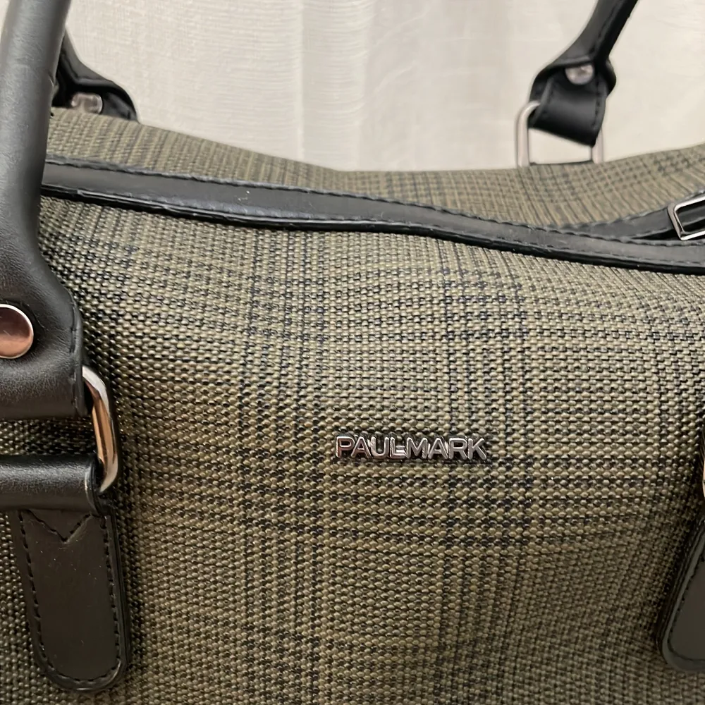 Jag säljer denna fina handväska i märket Paul mark, den är helt oanvänd och i perfekt skick. Mörkgrön färg med axelband. . Väskor.