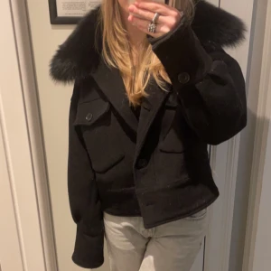 Meotine jacka - säljer min svarta meotine jacka pga att vill köpa i en annan färg, storlek xs/s. pris kan diskuteras vid snabb affär.