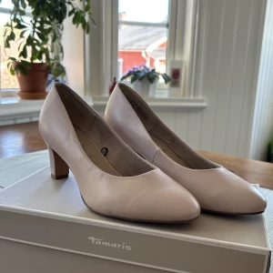 Puderrosa pumps - Ett par pumps från Tamaris i storlek 38. Matta och puderrosa med en 5 cm klack. I nyskick, endast använd en gång. 