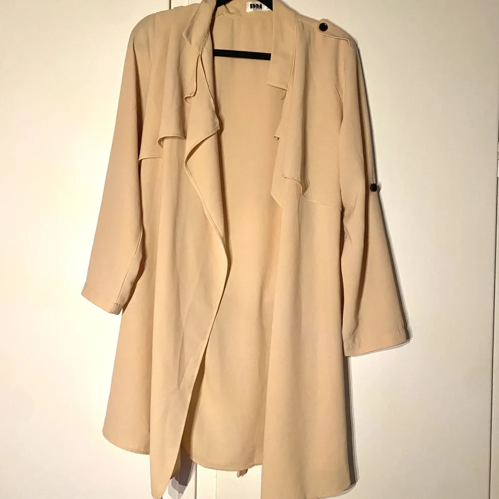 Flowy cute beige coat, has a tieband at back, good condition. Suitable for spring/summer weather. Jackor.