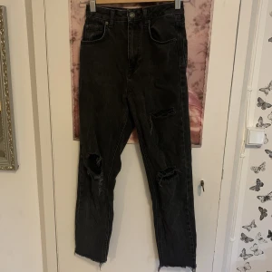 Svarta mom jeans med hål  - Säljer dessa mom jeansen då de inte längre passar. Relativt använda och i storlek 32 💗