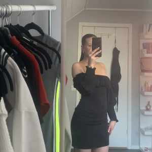 Satin klänning - Knytning där bak och zip på sidan 