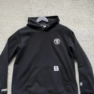 BAPE HOODIE - Säljer min bape hoodie som är i 9/10 skick den va lite liten för mig så väljer att sälja den ! . 