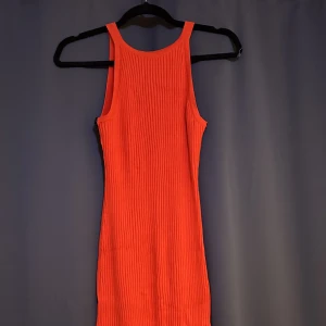 Röd klänning från H&M - Långklänning stickad material. Har prislappen kvar då jag glömt lämna tillbaka. Sitter fint men färgen passade inte mig. 