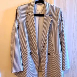 Kavaj.  - Blå vit randig kavaj från H&M storlek 36. 