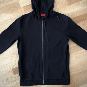 Hugo Boss Fullzip Hoodie.  - Detaljrik fullzip Hoodie från Hugo Boss.  Sparsamt använd, så gott som ny, varken flaws eller slitage.