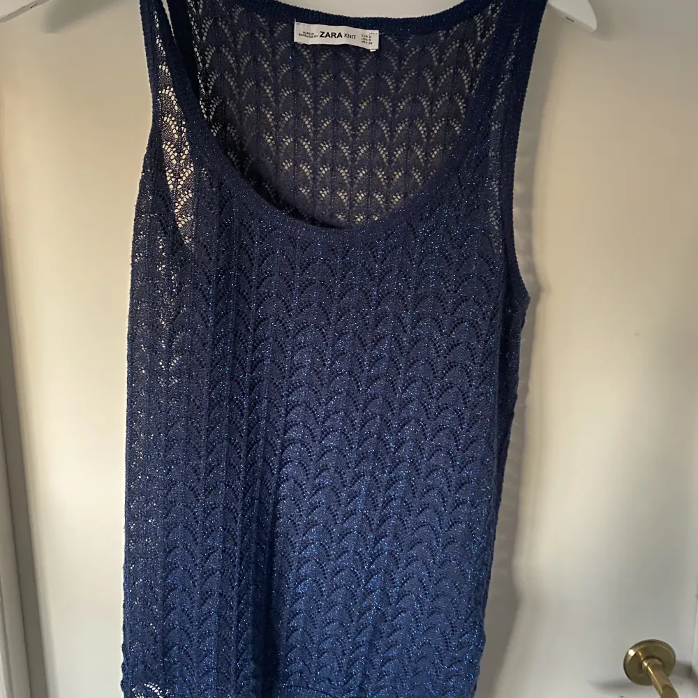 Säljer detta stickade linne från Zara! Superfin mörkblå med lite glitter😊 inga tydliga tecken på användning. Toppar.