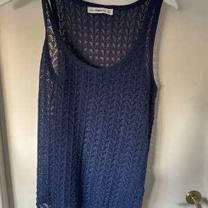 Säljer detta stickade linne från Zara! Superfin mörkblå med lite glitter😊 inga tydliga tecken på användning