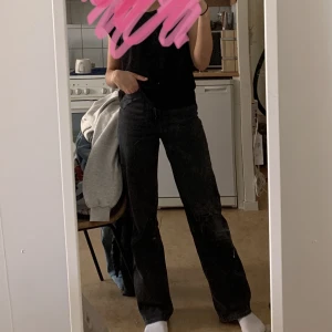 Jeans - Svarta jeans i vid rak modell, storlek 34🖤Hög i midjan