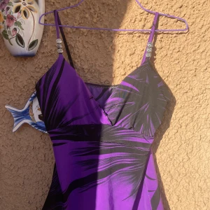 topp - en jättefin topp som ger coconutgirl vibes :,) materialet är som en baddräkt typ