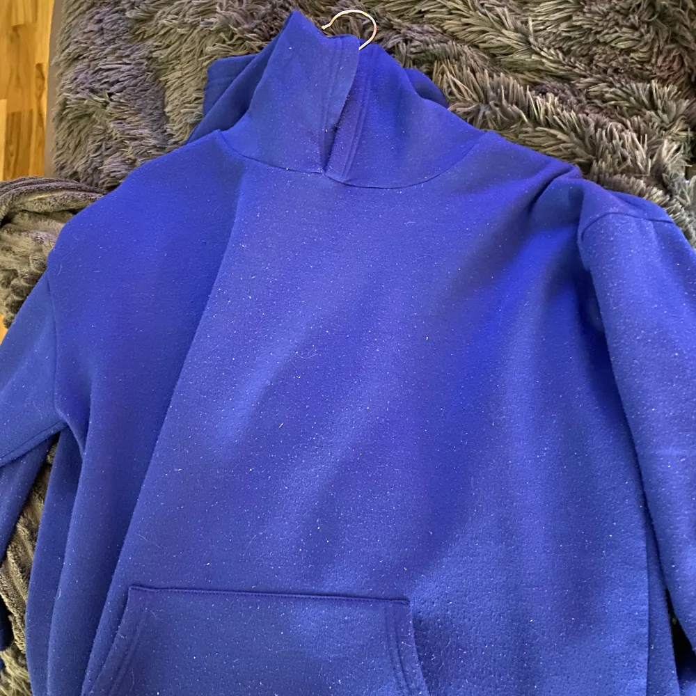 säljer nu min super fina blåa hoodie den är verkligen så skön att ha på sig💙! fint skick på den och välbehållen använt! 💙 kom privat för frågor eller fler bilder. !! tryck inte på köp nu!!. Hoodies.