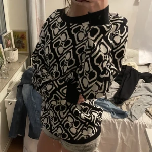 Stickad tröja - Använde den non-stop förra sommaren men har inte kommit till användning på sistone. Köpt från NewYorker och i bra skick.