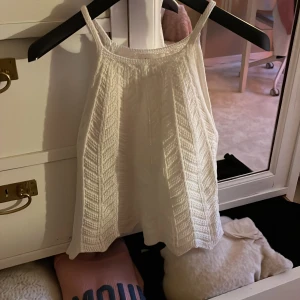 Vitt stickat linne från Zara💕 - Eftertraktat linne/topp från Zara. Tror att den ej går att köpa längre (utsåld?). Den ser mindre ut än vad den är🎀💕 köpt för 350/400 kr. Kan sänka pris💟