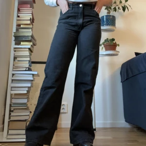 Svarta jeans - Raka jeans från Monki!🖤 Högmidjad modell, lång i benen. Storlek: 27