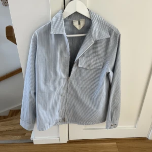 Overshirt  - Sjukt snygg overshirt/jacka. Väldigt snygg till våren och sommaren. Hör av er vid frågor🤩
