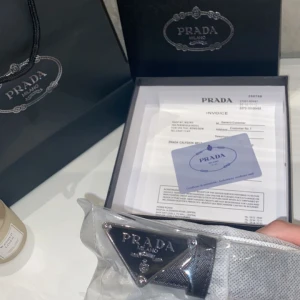 Svart Prada Bälte - Använt vid 5 tillfällen. låda följer med. ca 80-85cm🌸spårbar frakt ingår