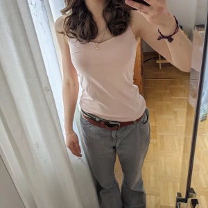 Linne - Snyggt, tajt linne! Går att matcha till vad som helst och perfekt till sommaren🌟💓 Storlek S men stretchigt material! 