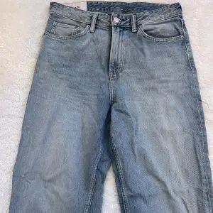 Blåa baggy jeans från H&M i storlek M 31/32. Finns tecken på användning längst ner på jeansen då de är lite för långa på mig, annars är de i mycket fint skick! 