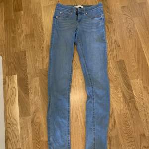 Stretchiga Alex jeans från Gina Tricot med mycket åtsittande passform. Använda ett fåtal gånger. Skulle beskriva storleken som XS/S.