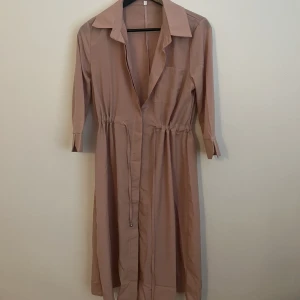 Rosa skjortklänning  - Aldrig använd. 