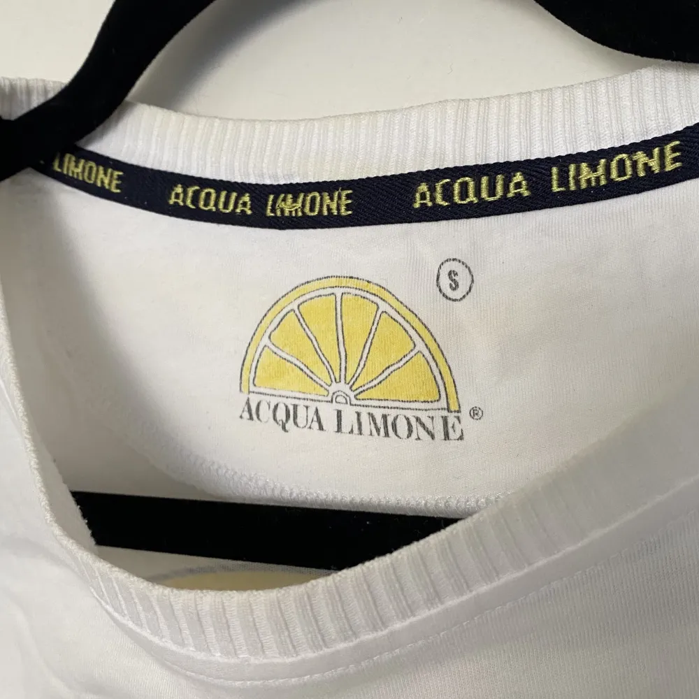 En vit t-shirt från Acqua Limone i storlek S. Den är lite oversized så den passar lätt M.. T-shirts.