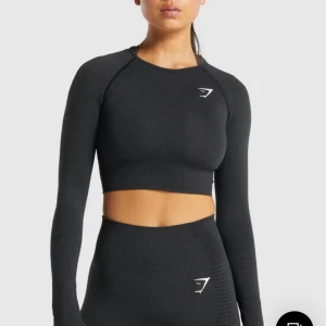 Gymshark top  - Asnajs croptop från gymshark! Använd men tvättad efter såklart! Inga defekter🥰 Nypris: 449kr