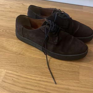 Vagabond suede skor - Vagabond skor i brun suede en klassisk och väldigt skön sko, bra skick 