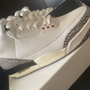 Jordan 3 White Cement  - Jordan 3 White Cement  Storlek 42 Pris 2800kr
