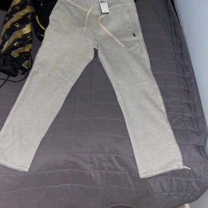 Ralph lauren mjukisbyxor utsläppta där nere - Ralph lauren mjukisbyxor i grå färg köpta i great lakes mall i USA, storlek S och byxorna är utsläppta där nere modell finns ej att köpa i Sverige 