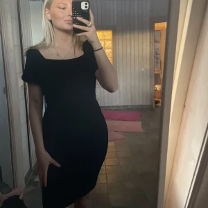 Svart klänning från Gina  - En svart klänning från Gina Tricot🤍 supersnygg & stretchig! Storlek XS men passar även en S🤍 köptes för 399 men säljer för 80kr 🤍