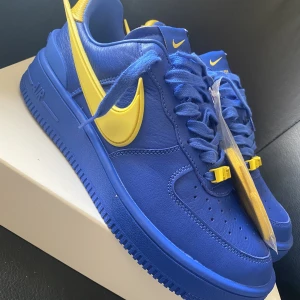 Airforce 1 x Ambush  - Airforce 1 x Ambush  Storlek 41 Nypris : 2250kr Mittpris : 1600kr Condition: Oanvänd 