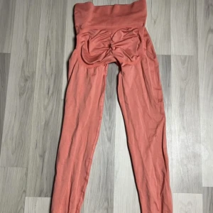 Träningsett  - Ett jättefint träningsett från bo+tee  med leggings och sport-bh som tyvärr inte kommer till användning på grund av att den inte passar mig. Storlek S. Om fler bilder önskas hör av dig! Den är köpt av en annan säljare. 