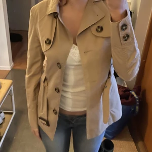 Kort trenchcoat  - Intressekoll på kort trenchcoat, i bra skick 💕
