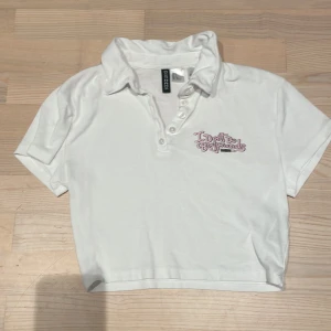Tröja - En jättefin vit tröja med rosa text på ❣️Köpt på h&m ❣️