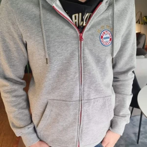 Grå Zip Up Bayern München - Köpt från bayerns online shop. Endast använd hemma 3-4 gånger. Passar mig som är M och 185 men kan även passa L. Nypris ca 800. 