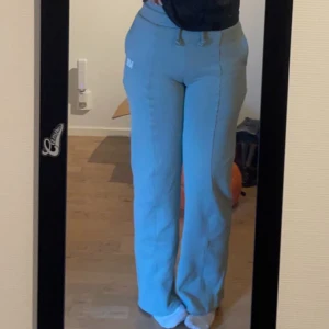 mjukis från lounge underwear - Supersöta mjukisbyxor från Lounge underwear. Ingen aning om nypris eller om de finns kvar på hemsidan, säljer för 150kr. Sitter smickrande vid rumpan, bättre passform än juicy byxorna enligt mig. Stl S. 