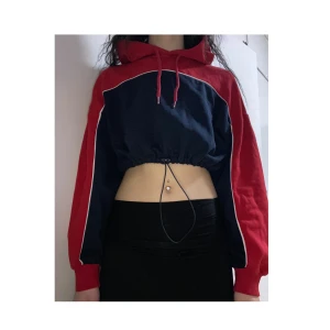 Cropped hoodie - Croppad hoodie med sånt "gummisnöre" man kan dra åt runt "midjan" se bild 3! Väldigt bekväm och sitter snyggt! 'H&M Divided'