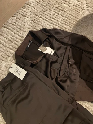 Silkesset bikbok  - Ett jätte fint silkesset från bikbok med överdelen och underdelen i str 36. Kunde ej få bra bilder men fråga gärna efter fler om det behövs då den är så fin!! Prislapp är kvar.   Pris kan diskuteras 