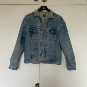 Jeansjacka Lee storlek M - Jeansjacka köpt second hand, perfekt sliten, inga skador eller märken. Gissar 80- eller tidigt 90-tal från märket Lee.  Storlek herr M eller dam M/38 för en snyggt oversize passform.