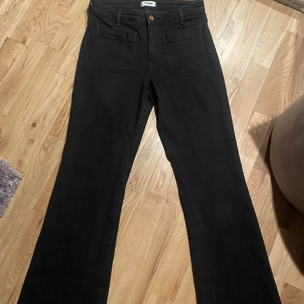 Svarta Wrangler retro jeans med unika små fickor framtill!🖤Jeansen är midwaist och flared. Otroligt bekväma & bra kvalitet. Midjemått 27 & längd 30. Köpta på Carlings för 900kr. . Jeans & Byxor.