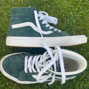 Trendiga vans! - Jag säljer dessa super coola vans i grön! Jätte fint skick använda fåtal gånger, skorna tvättas såklart innan de skickas! Skriv vid frågor eller funderingar❤️