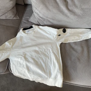 Tröja  - Säljer cp company tröja, den vart för liten när jag beställde den. Bra skick aldrig använd 