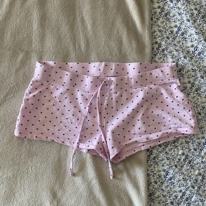 Söta pyjamasshorts  - Fett gulliga från H&M, finns ett litet hål (se bild 2) men det är knappt något man lägger märke till🫶🏻