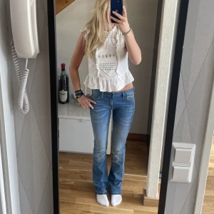Lågmidjade jeans - Säljer dessa crocker jeans perfekta färgen till sommaren! Dom är bootcut och har en cool detalj där nere köp direkt 350 
