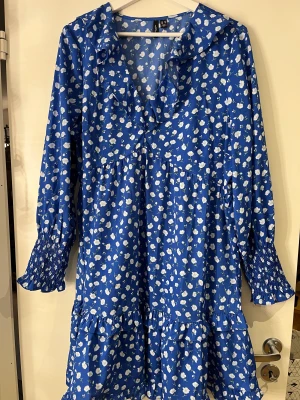 Blå sommarklänning  - Söt blå sommarklänning med vita blommor på. Använt en gång. Frakten ingår i priset🥰